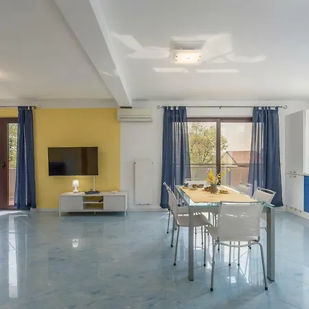 Spacious 3bdr Sea View Next To The Beach Apartament *