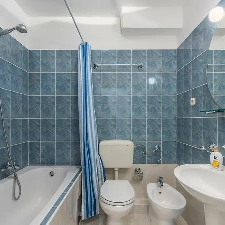 Spacious 3bdr Sea View Next To The Beach *