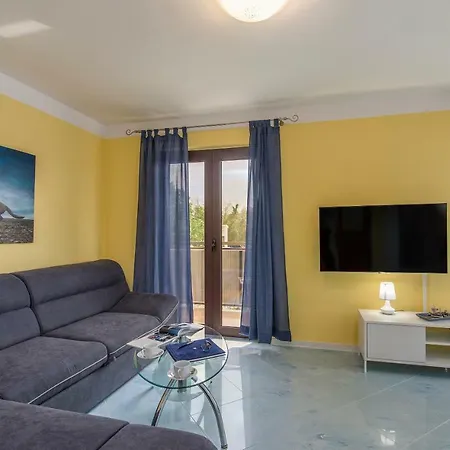Spacious 3bdr Sea View Next To The Beach