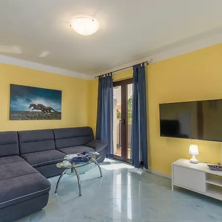 Spacious 3bdr Sea View Next To The Beach