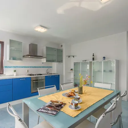 Spacious 3bdr Sea View Next To The Beach Poreč